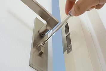 Unlocking locked doors – Unlocking the locked doors of the car