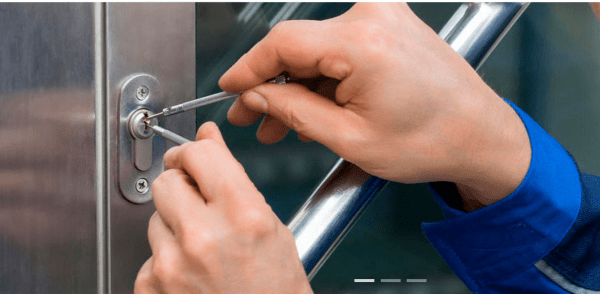 Unlocking locked doors – Unlocking the locked doors of the car