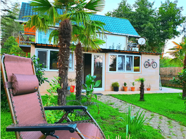 Hotel (Cottage) “Sesil” is located in Kaprovani, 70 meters from the beach.