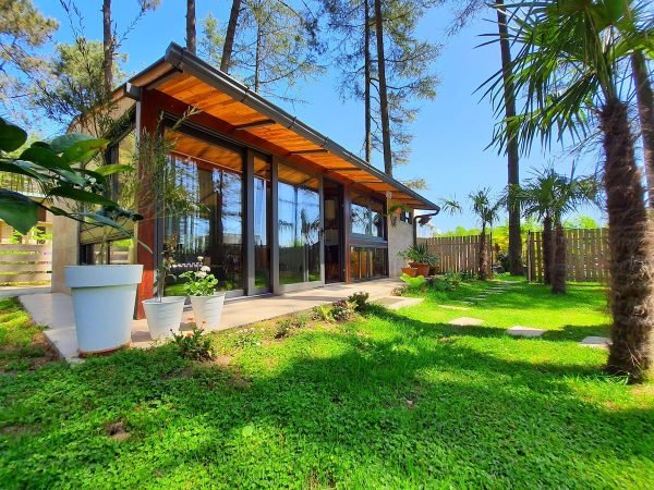 Hotel (Cottage) “Sesil” is located in Kaprovani, 70 meters from the beach.