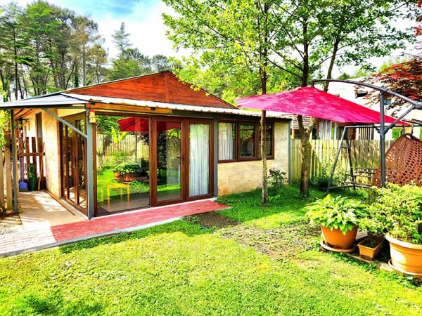 Hotel (Cottage) “Sesil” is located in Kaprovani, 70 meters from the beach.