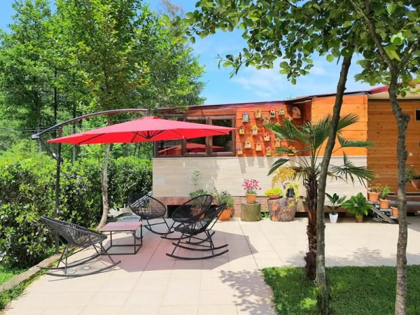 Hotel (Cottage) “Sesil” is located in Kaprovani, 70 meters from the beach.